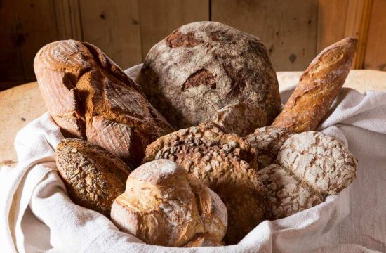 delizioso cestino colazione & prodotti del maso